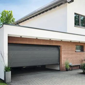 Brama garażowa segmentowa Renomatic/Hormann z napędem Supramatic E i szyną FS10-K - przetłoczenia M Planar. Wymiar 5000x2250mm.