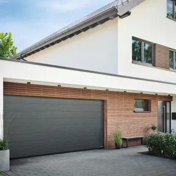 Brama garażowa segmentowa Renomatic/Hormann z napędem ProLift500-2 i szyną FS30 - przetłoczenia M Planar. Wymiar 2500x2125mm.