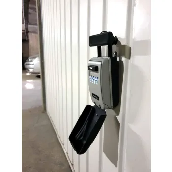 Skrytka na klucze z możliwością zawieszenia i szyfrem podświetlona Master Lock 5424EURD