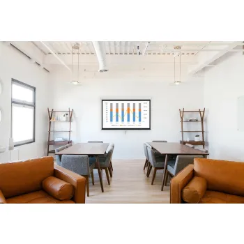 Ekran projekcyjny zwijany ręcznie 100